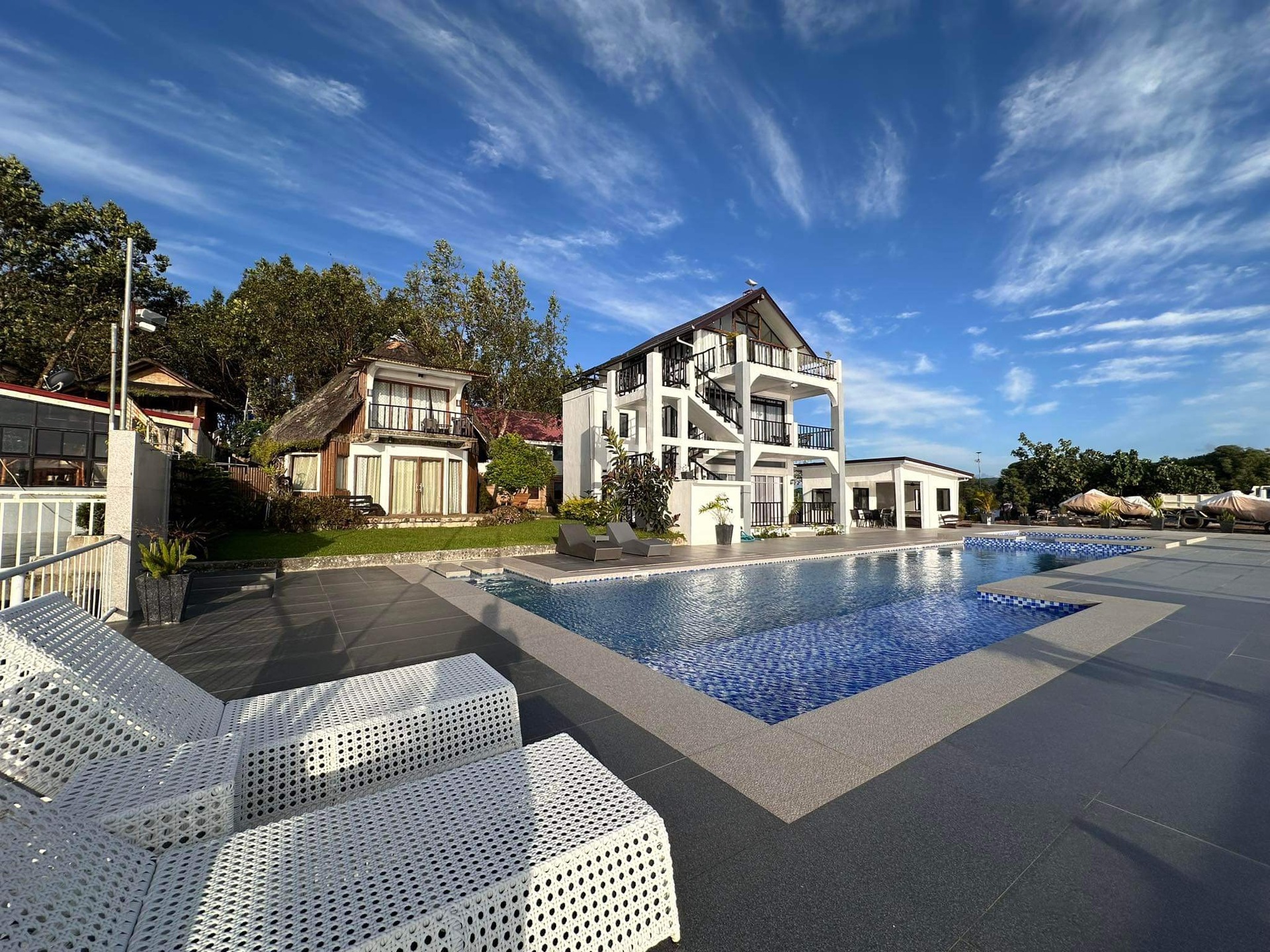 La Bonita and La Bella — pool together