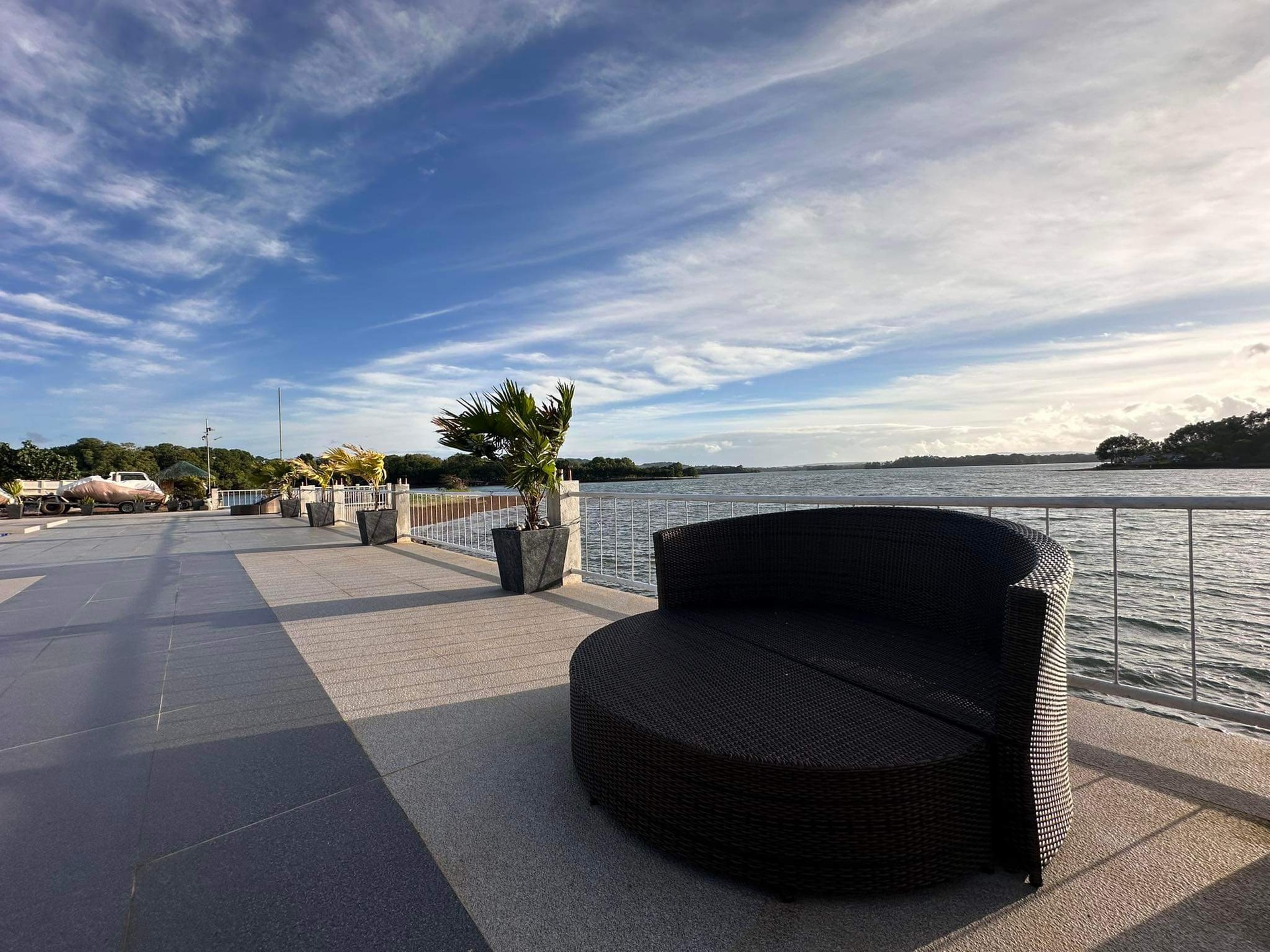 Lakefront lounge on the pool terrace