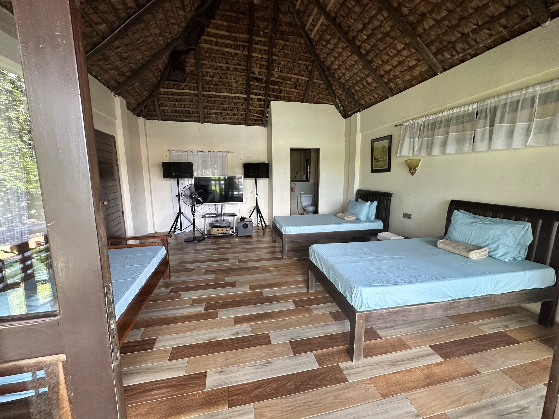 Yolly's thatched-roof room